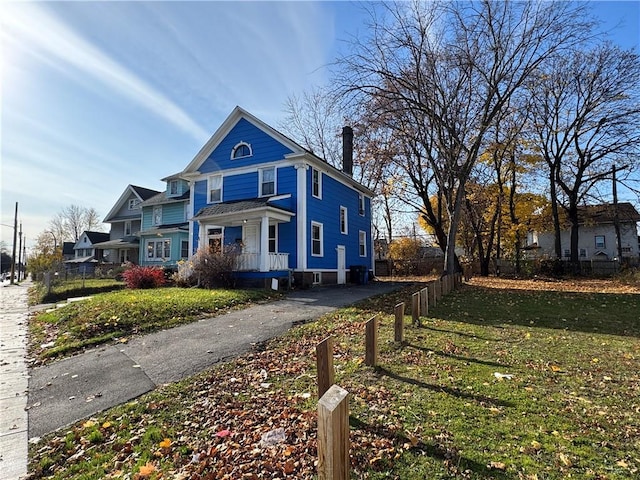 view of front of home featuring a front lawn and fence