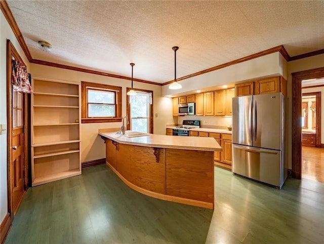 kitchen featuring a sink, wood finished floors, stainless steel appliances, a peninsula, and light countertops