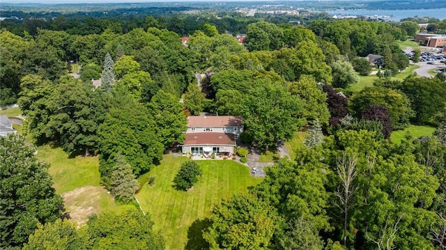 birds eye view of property featuring a forest view