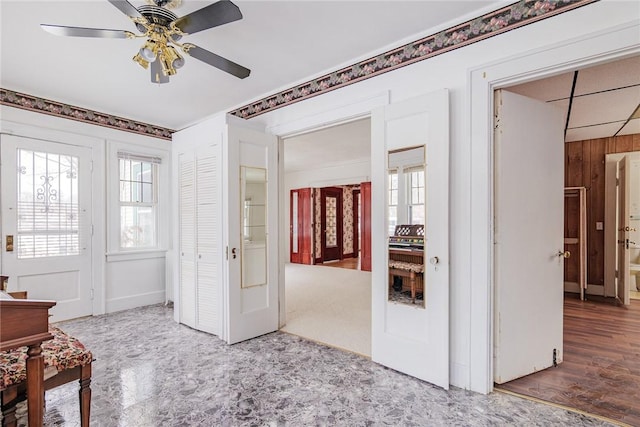 foyer entrance featuring ceiling fan