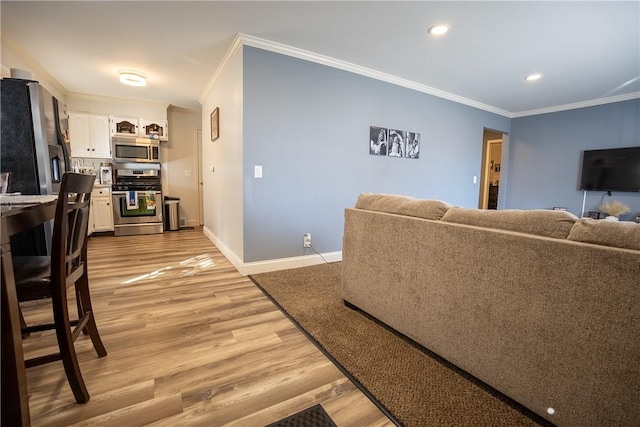 living area with recessed lighting, baseboards, light wood-style floors, and ornamental molding