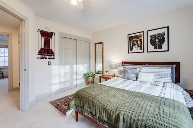 bedroom featuring a ceiling fan, carpet flooring, baseboards, and a closet