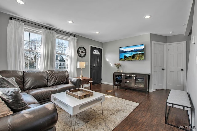 living area featuring recessed lighting, baseboards, and dark wood-style flooring