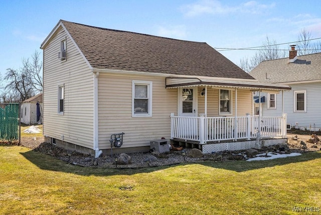 view of front of home featuring a porch, a front lawn, and roof with shingles