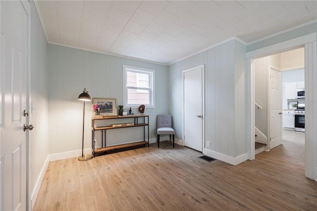 sitting room featuring visible vents, ornamental molding, and wood finished floors