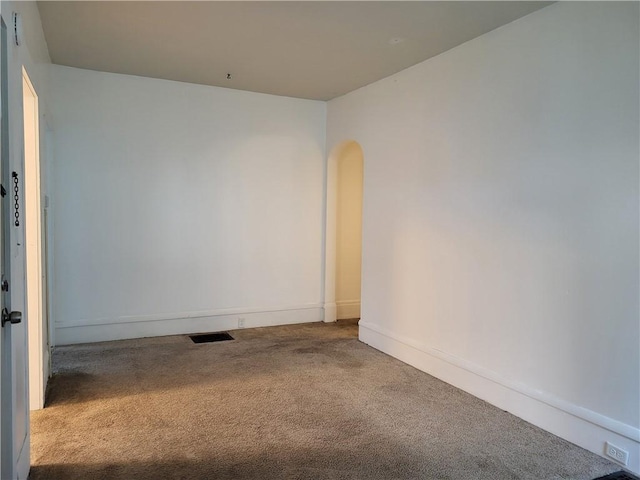 carpeted spare room featuring visible vents