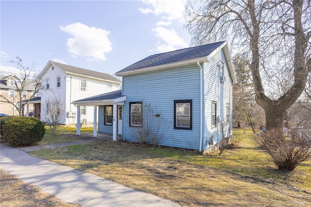 view of front of home featuring a front yard