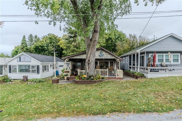 view of front of house featuring a porch and a front yard