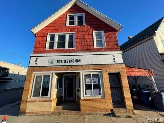 view of front facade with brick siding