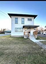 view of front of home featuring a front yard