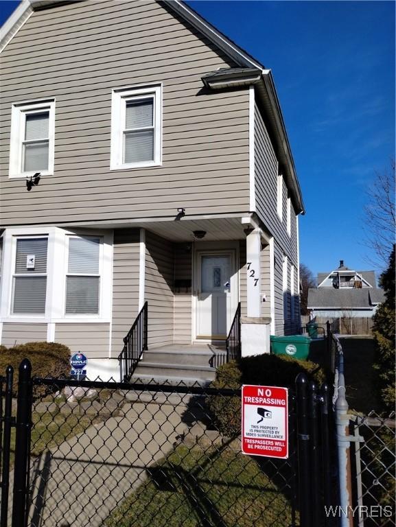 view of front of house with a gate and a fenced front yard