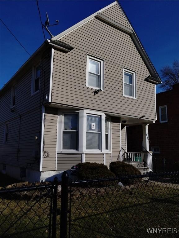 townhome / multi-family property featuring a fenced front yard