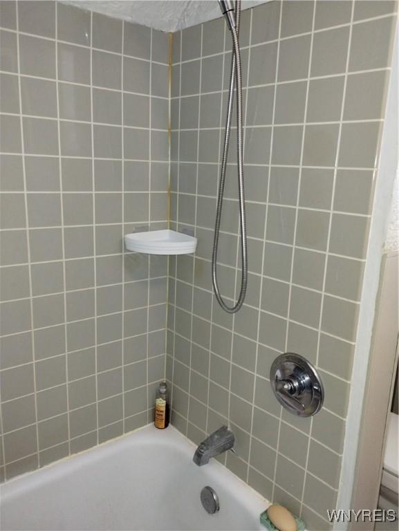 full bath featuring bathtub / shower combination
