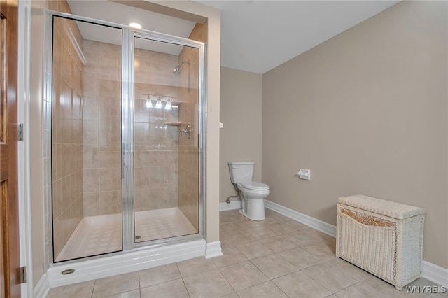 full bath featuring baseboards, toilet, a shower stall, and tile patterned flooring