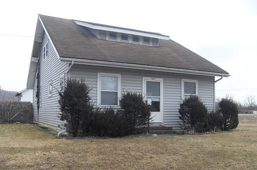 view of front of property featuring entry steps and a front lawn