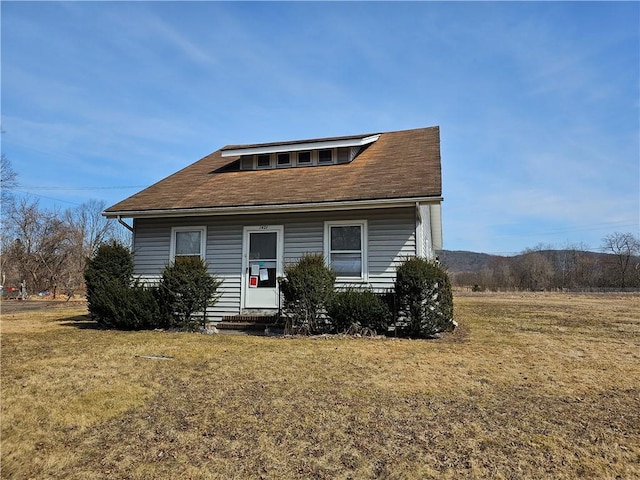 view of front of home featuring entry steps and a front yard