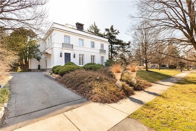 view of front of property featuring stucco siding and a front lawn