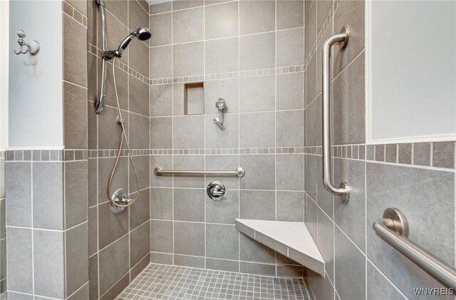 bathroom featuring a tile shower