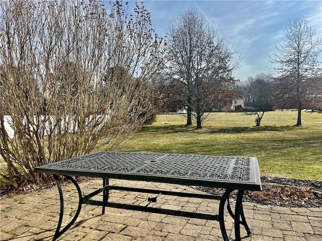 view of property's community featuring a lawn