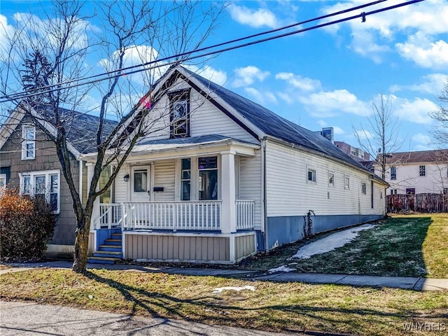 view of front of home featuring a porch and a front lawn