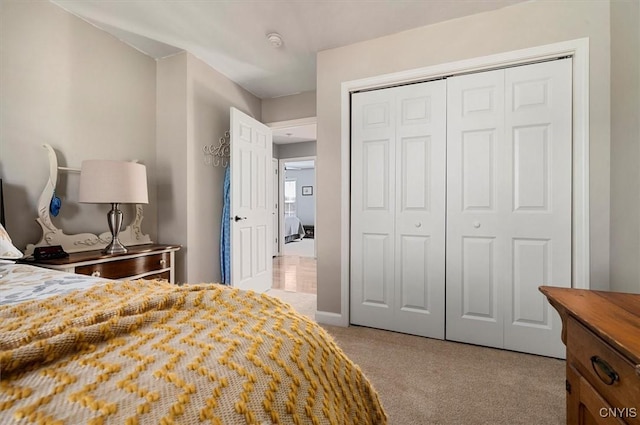 bedroom with carpet flooring and a closet