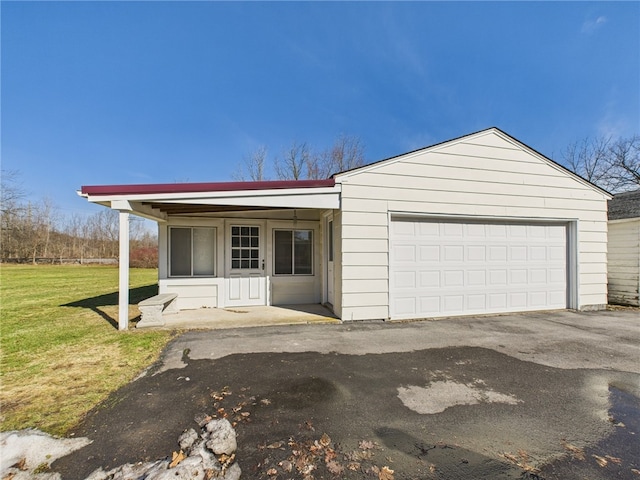 view of front of property with a front lawn, a garage, and driveway