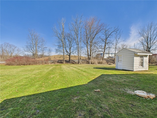 view of yard with an outdoor structure