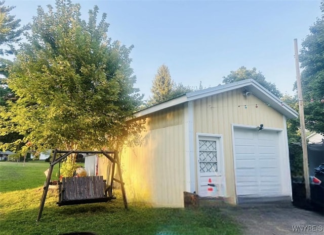 view of outdoor structure with an outbuilding and driveway