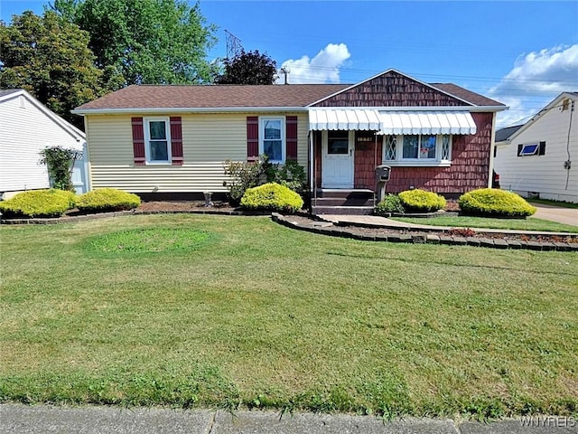 view of front of home featuring a front yard