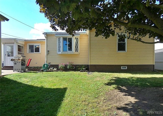 view of side of property featuring a yard