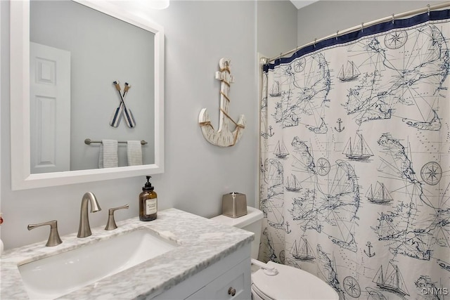 full bath featuring a shower with curtain, toilet, and vanity