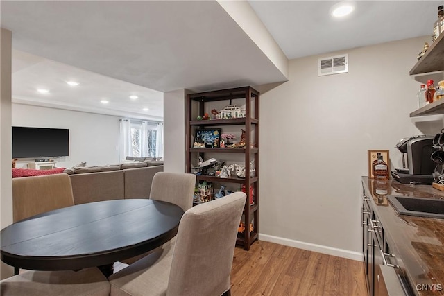 dining area with light wood finished floors, visible vents, recessed lighting, and baseboards