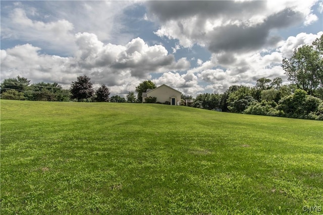 view of yard featuring a rural view