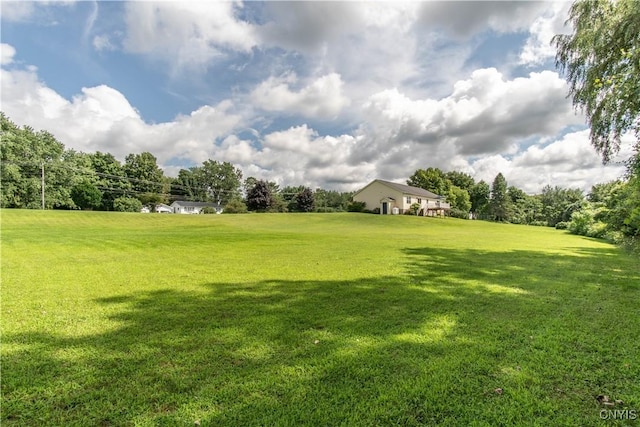 view of yard featuring a rural view