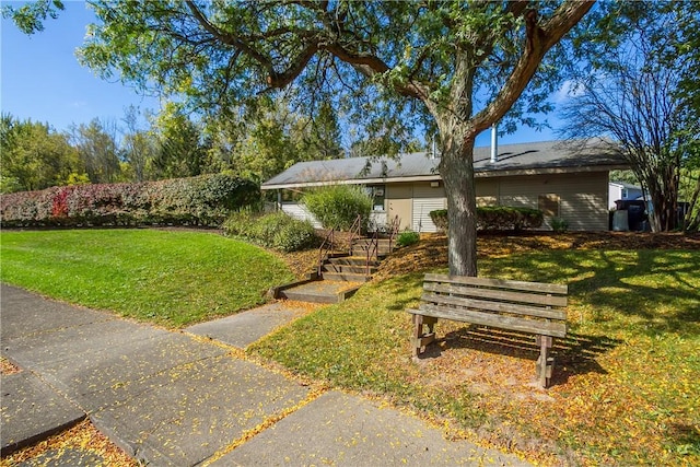 view of front facade featuring a front yard