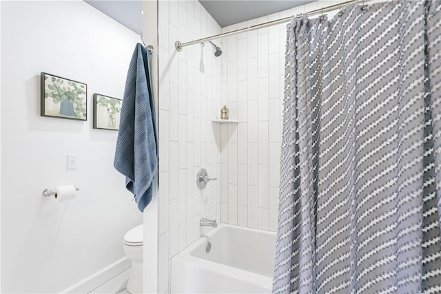 bathroom with baseboards, toilet, and shower / bath combo