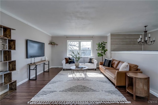 living room with dark wood-style floors, a chandelier, crown molding, and baseboards