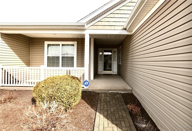 entrance to property featuring a porch