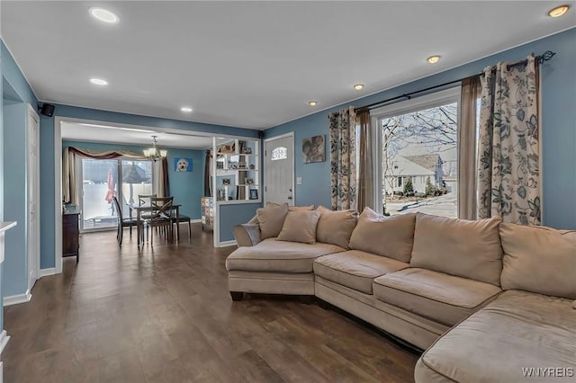 living room with dark wood finished floors, a notable chandelier, recessed lighting, and baseboards