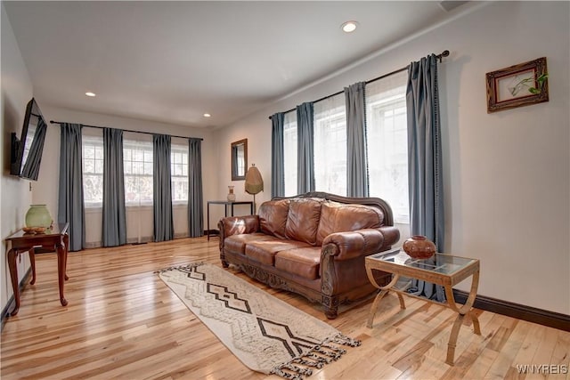 living room with light wood-style flooring, recessed lighting, and baseboards