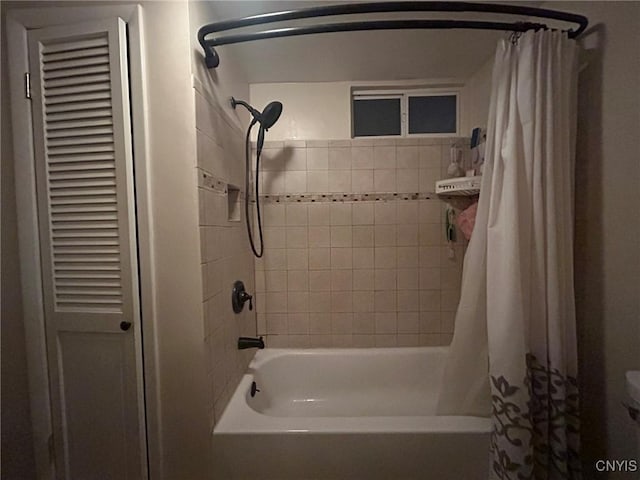 bathroom featuring shower / tub combo