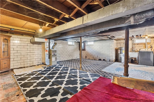 basement with water heater and washer / clothes dryer