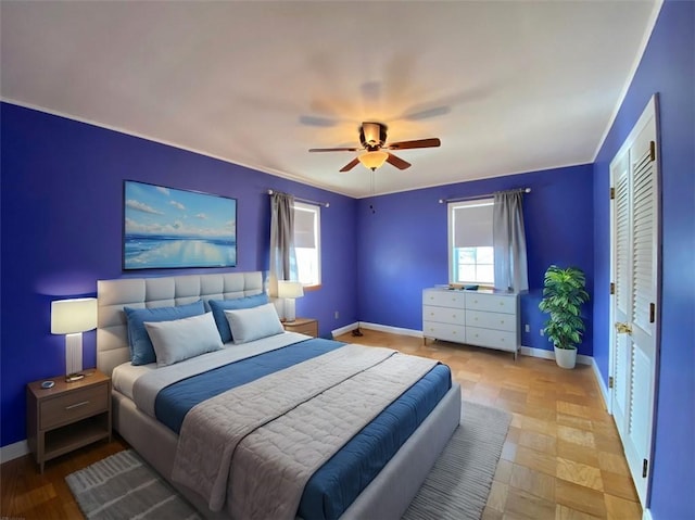 bedroom with a ceiling fan and baseboards