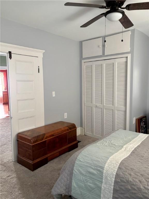 bedroom featuring a closet, carpet, and a ceiling fan