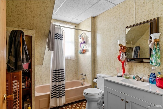 bathroom featuring shower / tub combo with curtain, toilet, wallpapered walls, a paneled ceiling, and vanity