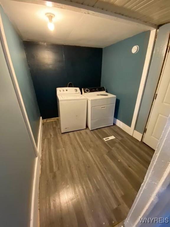 laundry area with laundry area, light wood-style floors, independent washer and dryer, and baseboards