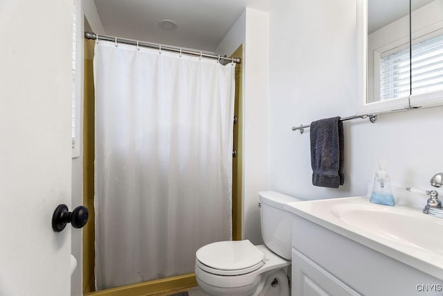 full bath with vanity, toilet, and a shower with curtain