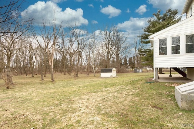 view of yard featuring an outdoor structure and a storage unit