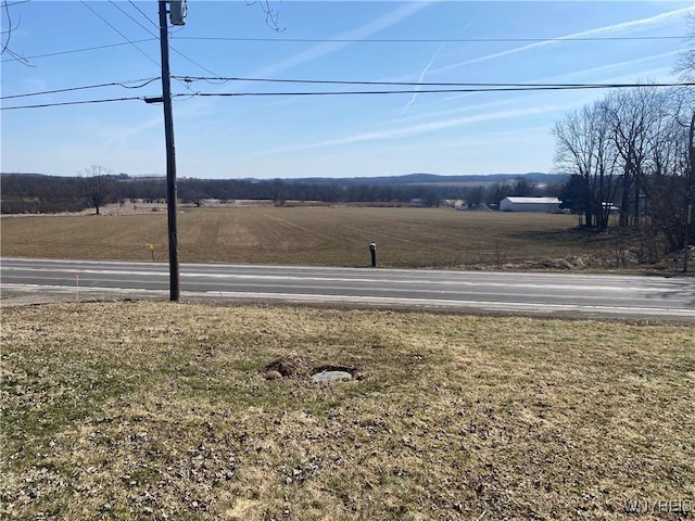 view of yard featuring a rural view