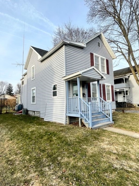 traditional-style house featuring a front lawn